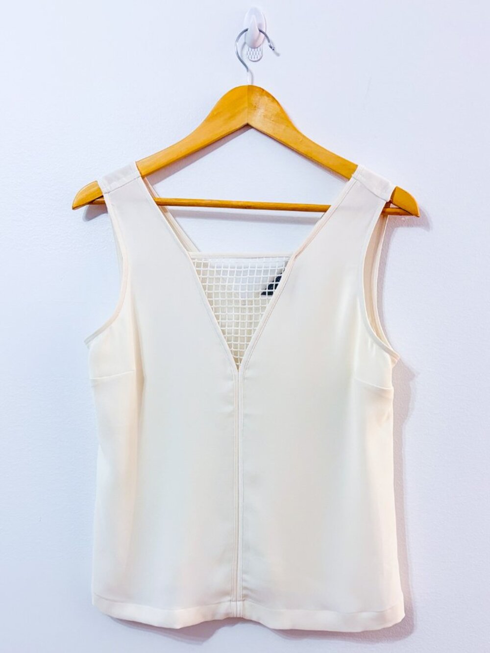 BANANA REPUBLIC Cream V-Neck Sleeveless Blouse Front Back Office‎ Medium